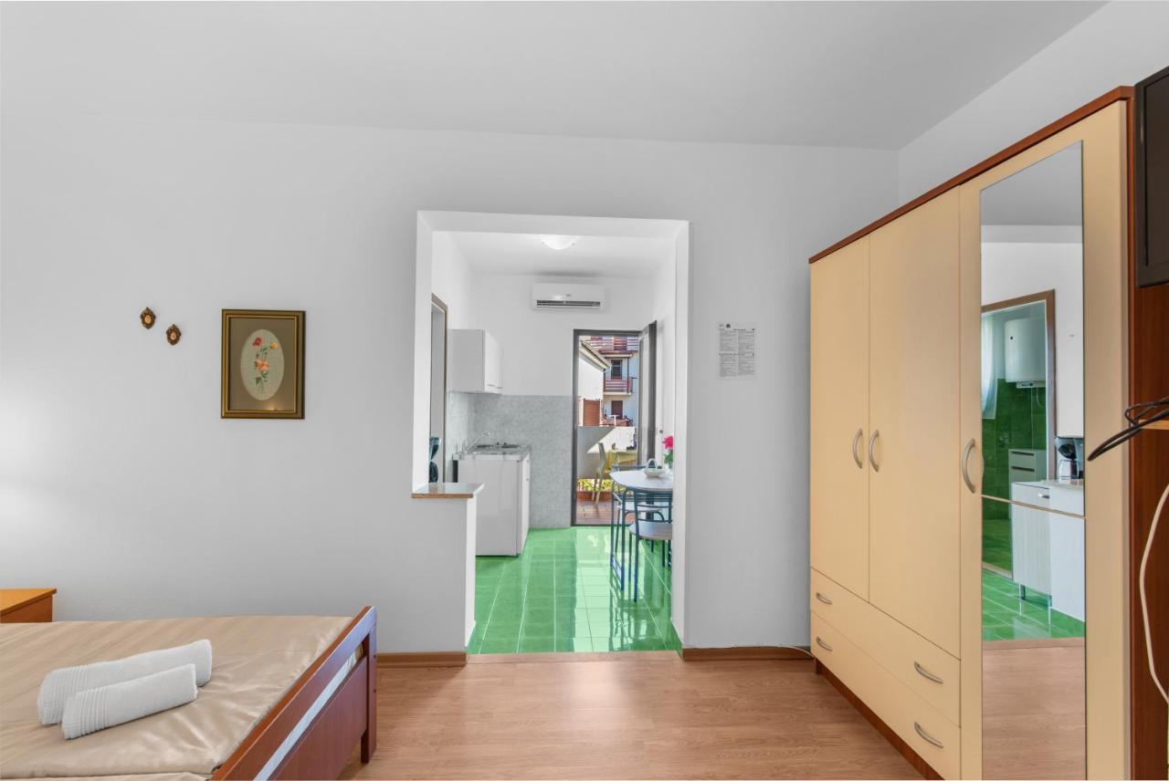 Apartments Villa Falcon Funtana Eksteriør bilde