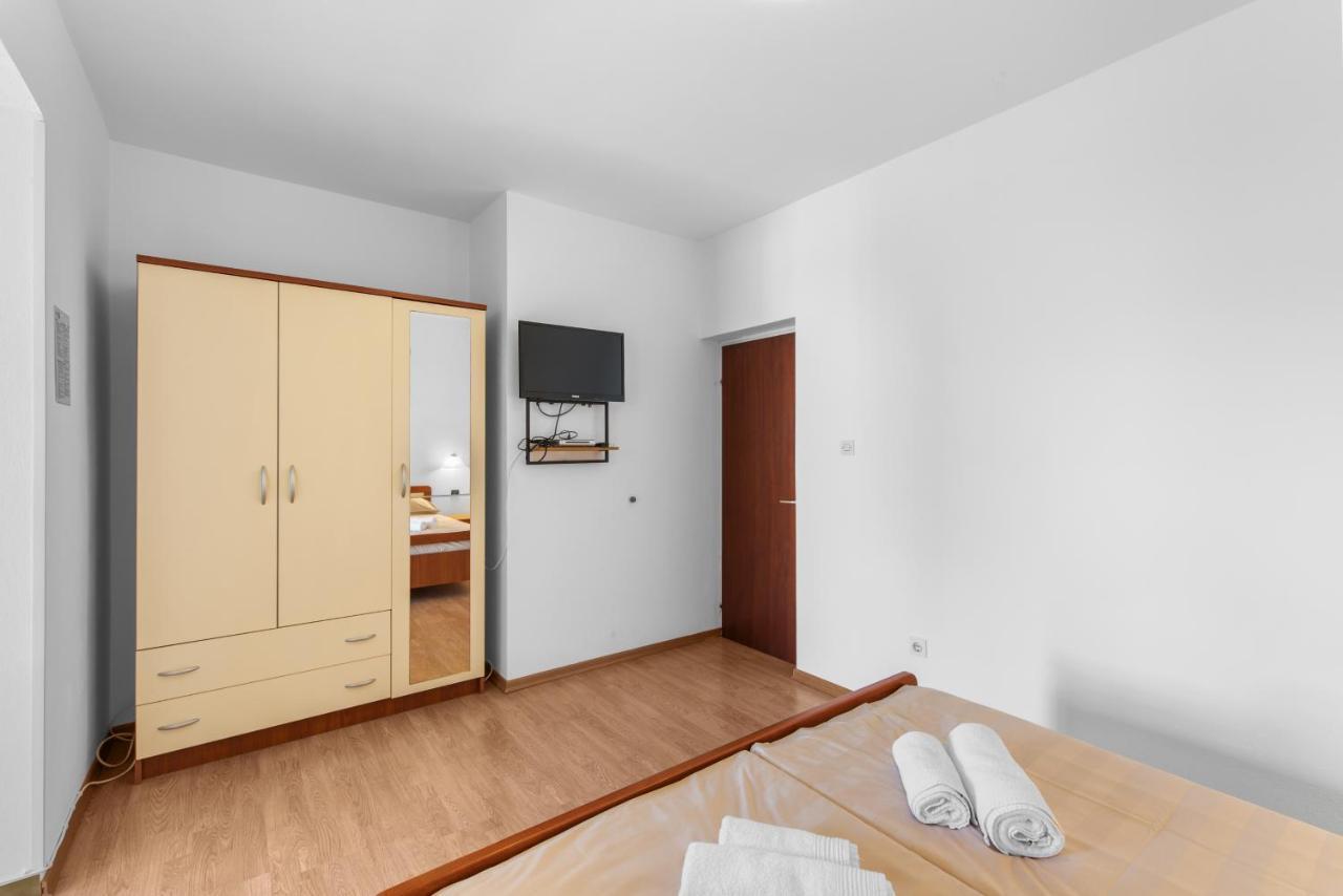 Apartments Villa Falcon Funtana Eksteriør bilde