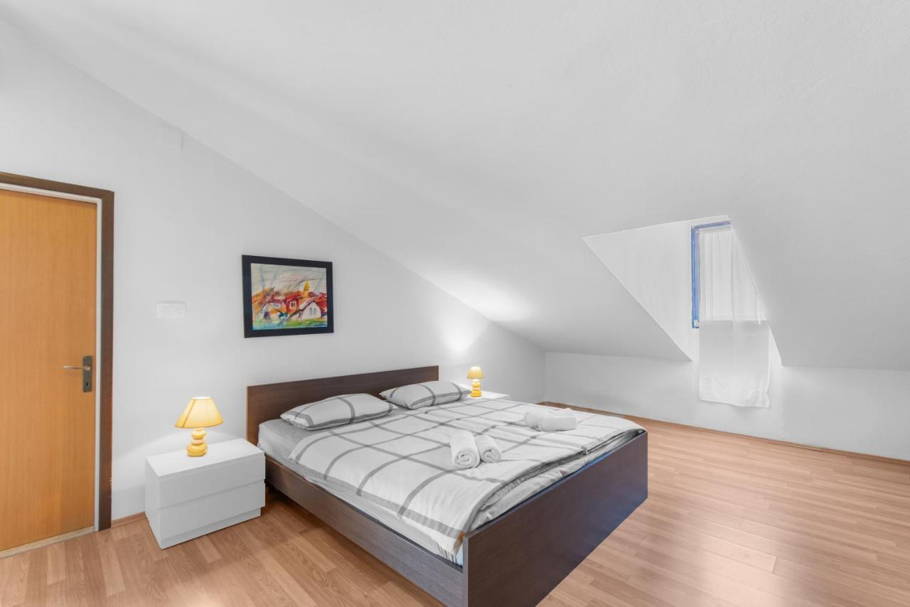 Apartments Villa Falcon Funtana Eksteriør bilde