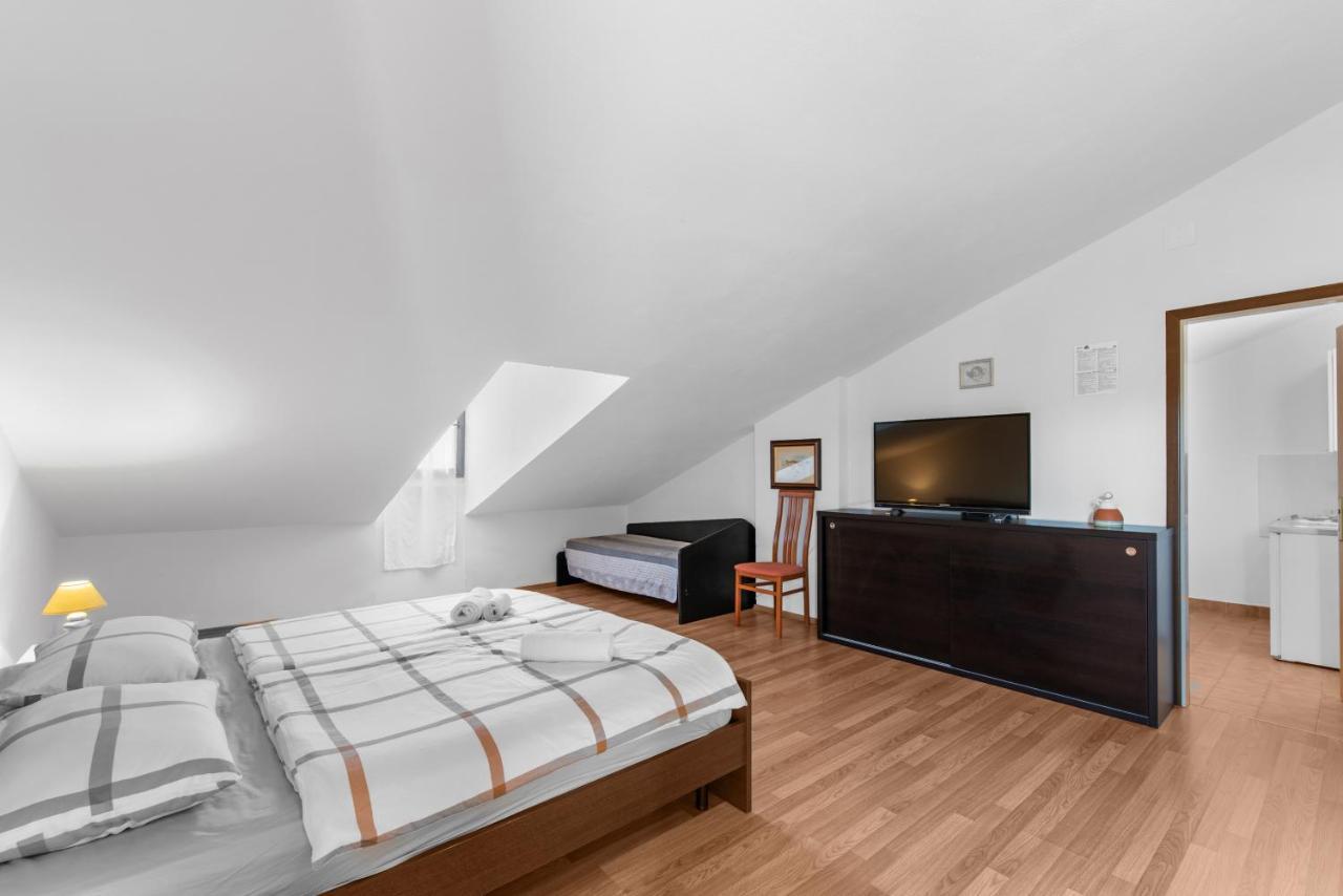 Apartments Villa Falcon Funtana Eksteriør bilde