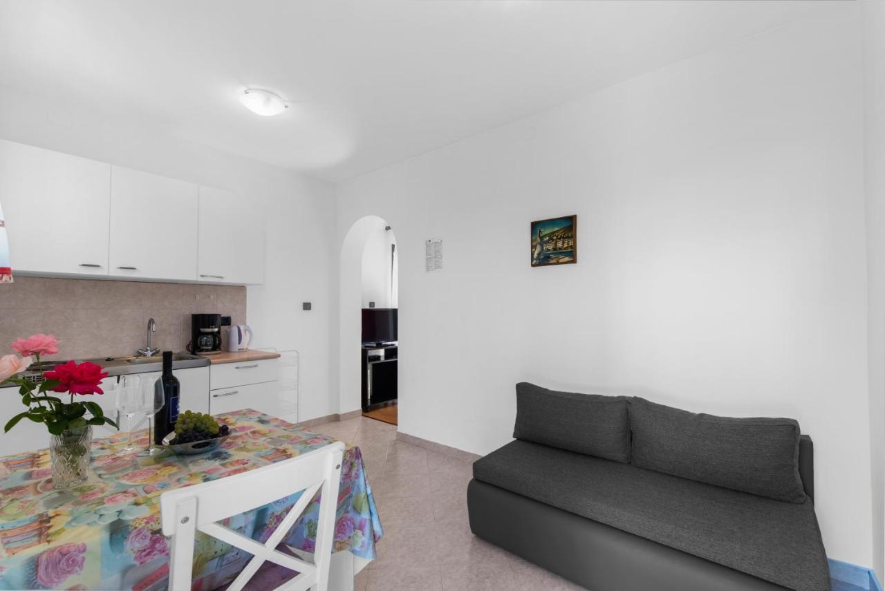 Apartments Villa Falcon Funtana Eksteriør bilde