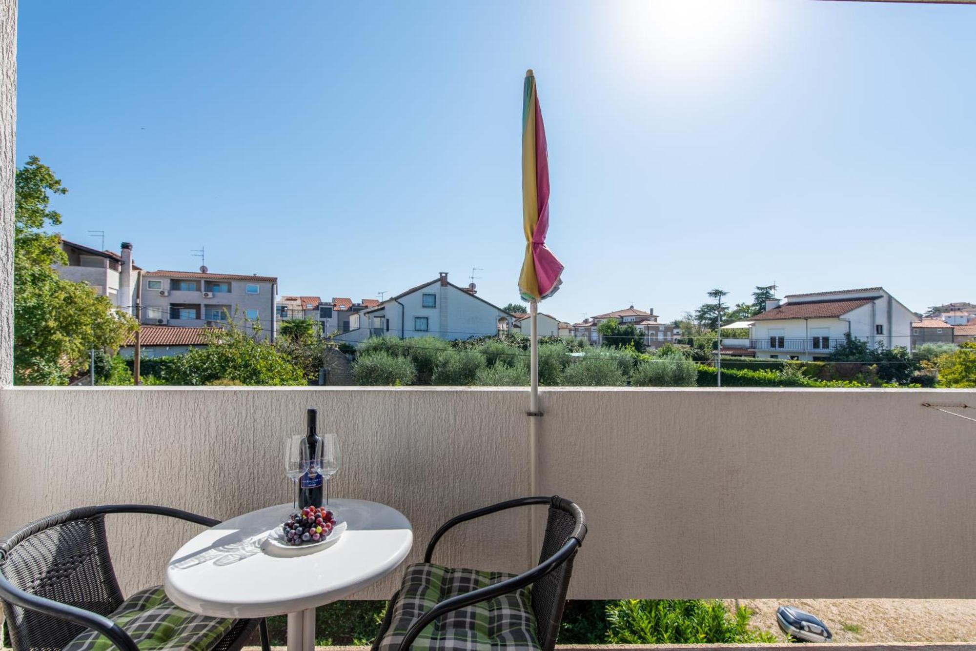 Apartments Villa Falcon Funtana Eksteriør bilde
