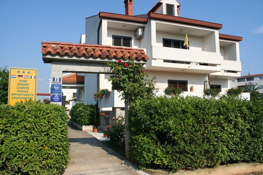 Apartments Villa Falcon Funtana Eksteriør bilde